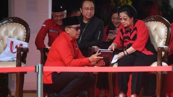 Arsip foto - Ketua Umum PDI Perjuangan Megawati Soekarnoputri (kanan) berbincang dengan Sekjen Hasto Kristiyanto (kiri) disaksikan Ketua DPP Prananda Prabowo (tengah) saat perayaan HUT ke-52 PDI Perjuangan di Jakarta, Jumat (10/1/2025). 