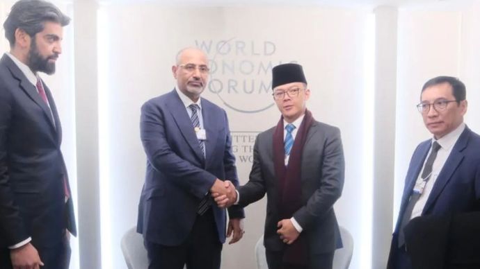 Menteri Luar Negeri (Menlu) RI Sugiono (kanan) dan Wakil Presiden Yaman Aidarus Al-Zoubaidi dalam pertemuan bilateral di sela-sela agenda Forum Ekonomi Dunia (WEF) di Davos-Klosters, Swiss, Rabu (22/1/2025) waktu setempat