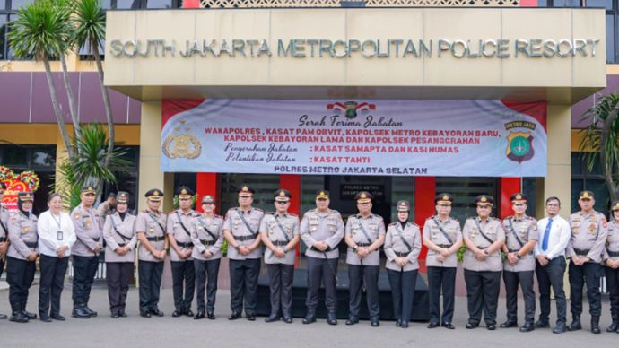 AKP Seala Syah Alam membuktikan sebagai salah satu polisi wanita paling berprestasi. Ia kini resmi menjabat sebagai Kapolsek Pesanggrahan.