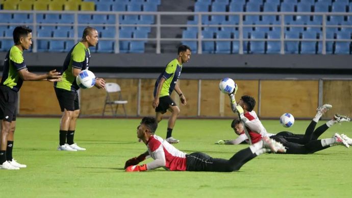 Penjaga gawang Timnas Indonesia U-20 mengikuti sesi latihan di Stadion Gelora Delta Sidoarjo, Jawa Timur, Rabu (22/1/2025). Latihan tersebut digelar sebagai persiapan turnamen internasional Mandiri U20 Challenge Series 2025 yang diikuti Indonesia, Suriah, Yordania dan India pada 24-30 Januari mendatang di Sidoarjo.