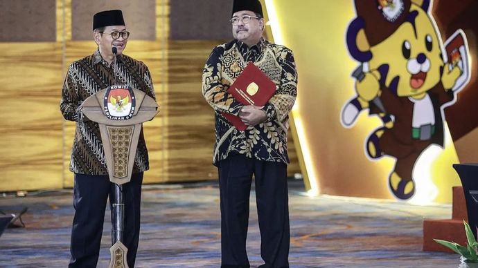 Gubernur dan Wakil Gubernur terpilih DKI Jakarta Pramono Anung (kiri) dan Rano Karno (kanan) menyampaikan pidato pada Rapat Pleno Terbuka Penetapan Pasangan Calon Terpilih Pemilihan Gubernur dan Wakil Gubernur DKI Jakarta Tahun 2024 di Jakarta, Kamis (9/1/2025). 