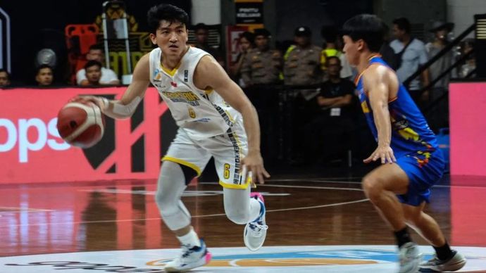 Pebasket Kesatria Bengawan Solo Abraham R Wenas (kiri) berusaha melewati hadangan pebasket Rajawali Medan Alexandro Manuel (kanan) pada pertandingan Indonesia Basketball League (IBL) 2025 di Gor Sritex Arena, Solo, Rabu (22/1/2025).