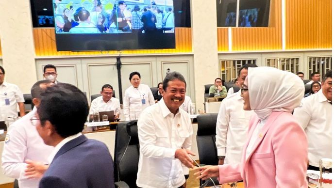 Menteri Kelautan dan Perikanan Sakti Wahyu Trenggono (tengah) di ruang sidang Komisi IV DPR RI di Jakarta, Kamis 23 Januari 2025.