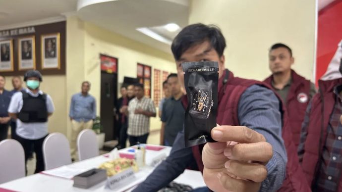 Penyidik Ditresnarkoba Polda Kepri memperlihatkan refill pod mengandung etomidate, obat keras yang memiliki efek seperti narkoba, dalam rilis di Mapolda Kepri, Kota Batam, Kamis 23 Januari 2025.