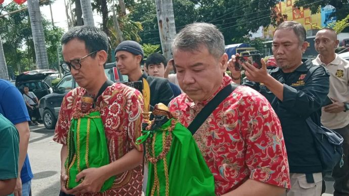 Pengurus Wihara Dewi Welas Asih saat membawa rupang (patung dewa) menuju altar pada tempat ibadah tersebut di Kota Cirebon, Jawa Barat, Jumat (24/1/2025).