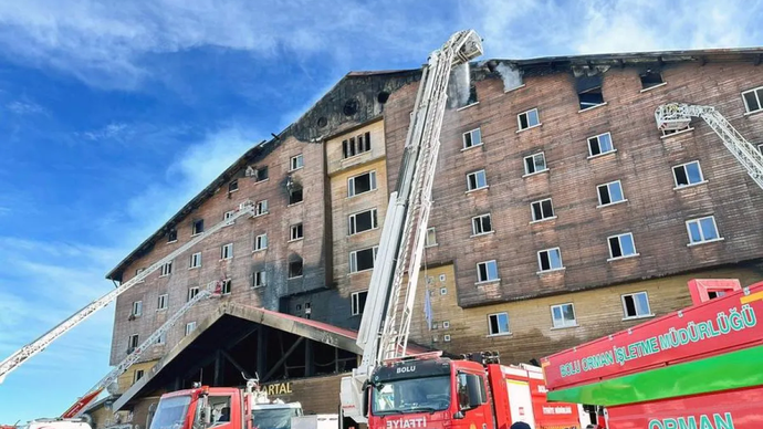 Petugas pemadam kebakaran bekerja di lokasi kebakaran di Resor Ski Kartalkaya di Bolu, Turki, 21 Januari 2025. Kebakaran terjadi di sebuah hotel di Resor Ski Bolu Kartalkaya sekitar pukul 03.30 waktu setempat (07.30 WIB) di lantai restoran.