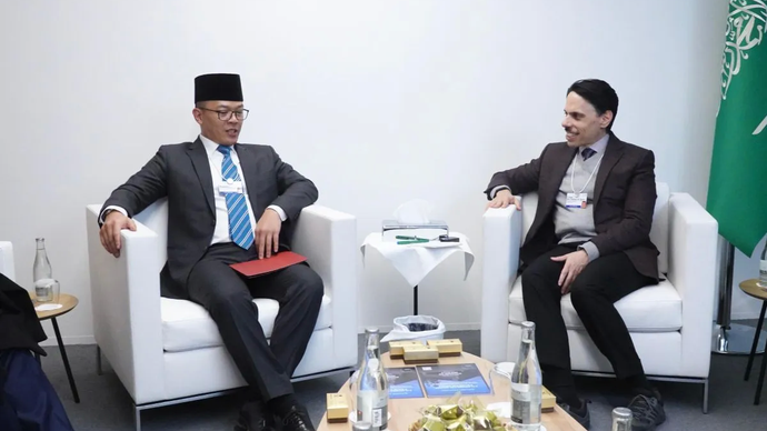 Menteri Luar Negeri RI Sugiono (kiri) dalam pertemuan bilateral dengan Menlu Arab Saudi Pangeran Faisal bin Farhan Al-Saud di sela-sela agenda Forum Ekonomi Dunia (WEF) di Davos-Klosters, Swiss, Rabu (22/1/2025).