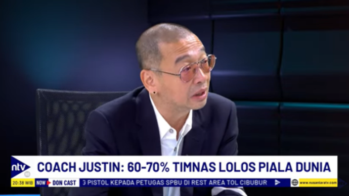 Analis sepak bola Justinus Lhaksana yang akrab disapa Coach Justin dalam acara DonCast di Nusantara TV