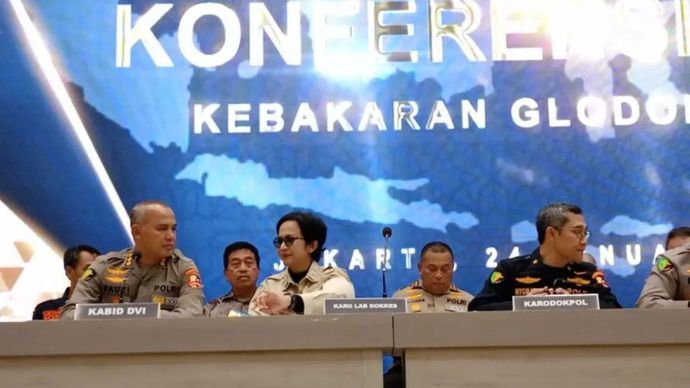 Kepala Biro (Karo) Laboratorium Kedokteran dan Kesehatan (Labdokkes) RS Polri Brigjen Pol Sumy Hastry Purwanti (tengah) saat konferensi pers di RS Polri Kramat Jati, Jakarta Timur, Jumat (24/1/2025).