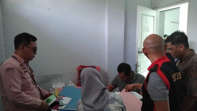 Tim penyididk Kejari Kaur saat melakukan penggeledahan di kantor DPRD Kabupaten Kaur. Jumat 24 Januari 2025.