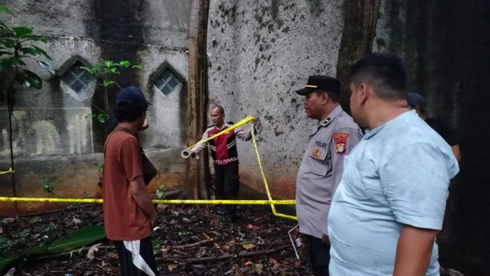 Lokasi penemuan benda yang menyerupai granat di Jalan Mendut RT 004/001 Kelurahan Jatisampurna, Kecamatan Jatisampurna, Kota Bekasi, Jawa Barat, pada Jumat (24/1/2025).