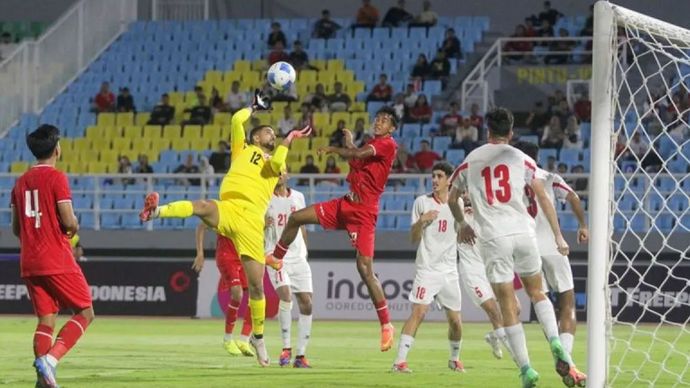 Pelatih Timnas Indonesia U-20, Indra Sjafri, mengakui bahwa anak asuhnya mengalami kesulitan dalam membongkar pertahanan Yordania meskipun memiliki keunggulan jumlah pemain, akibat strategi pertahanan kompleks yang diterapkan oleh lawan.