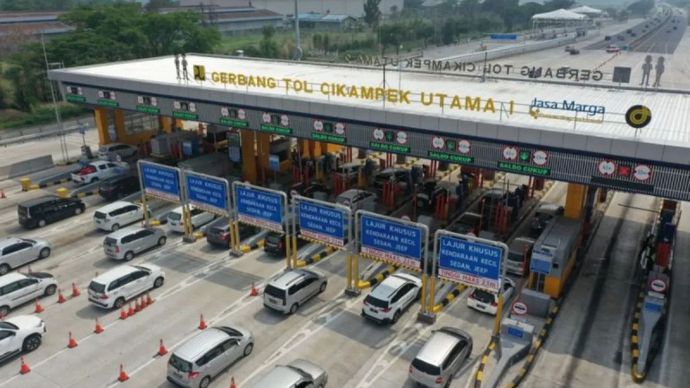 Suasana arus lalu lintas di Gerbang Tol Cikampek Utama.