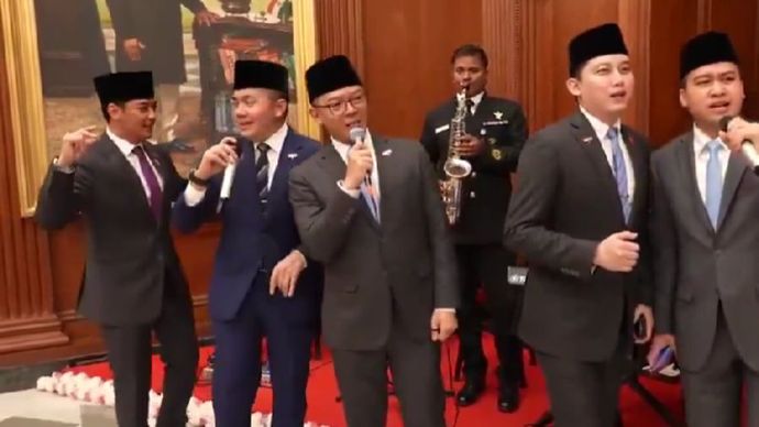 Beberapa delegasi Indonesia menyanyikan lagu ikonik Bollywood, Kuch Kuch Hota Hai.