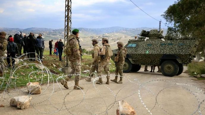 Tentara Lebanon mengatur masuknya warga di desa perbatasan di Mays al-Jabal, Lebanon, 26 Januari 2025. 