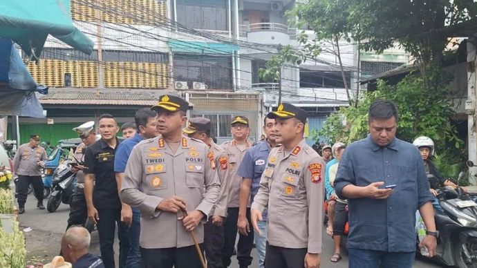 Kapolres Metro Jakarta Barat Kombes Pol Twedi Aditya Bennyhadi saat meninjau Vihara Dharma Bakti, Tamansari, jelang Tahun Baru Imlek, Selasa (28/1/2025).