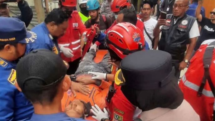 Tim gabungan melakukan evakuasi terhadap korban yang terluka akibat tower mushola ambruk di Kavling Bumi Indah Sejahtera RT.05/08, Kelurahan Karang Satria, Kecamatan Tambun Utara, Kabupaten Bekasi, Senin (27/1/2025).