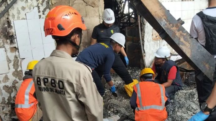 Proses evakuasi satu kantong jenazah korban kebakaran Glodok Plaza, Jakarta Barat di dapur lantai 8 Glodok Plaza, Selasa (28/1/2025).