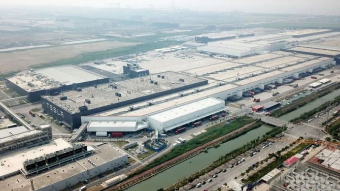 Foto Dokumen: Foto udaranya yang diambil pada 20 Agustus 2022 menunjukkan Tesla Gigafactory di Lingang area baru Zona Perdagangan Bebas Percontohan China (Shanghai) di Shanghai, China timur. 