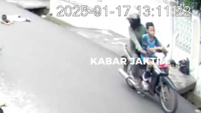 Bocah korban kecelakaan di Jakarta Timur sengaja dijatuhkan pemotor pelat merah. (Tangkapan layar) 