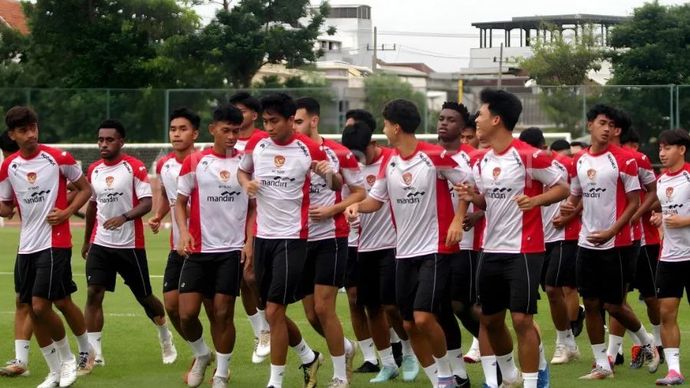 Pesepak bola Timnas Indonesia U-20 menjalani sesi latihan resmi di Lapangan THOR, Surabaya, Jawa Timur, Rabu (29/1/2025).