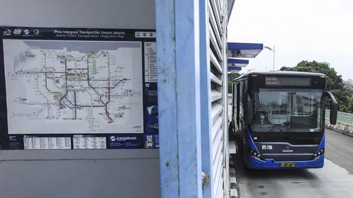 Ilustrasi - Bus Transjakarta melintasi jalan layang Transjakarta.