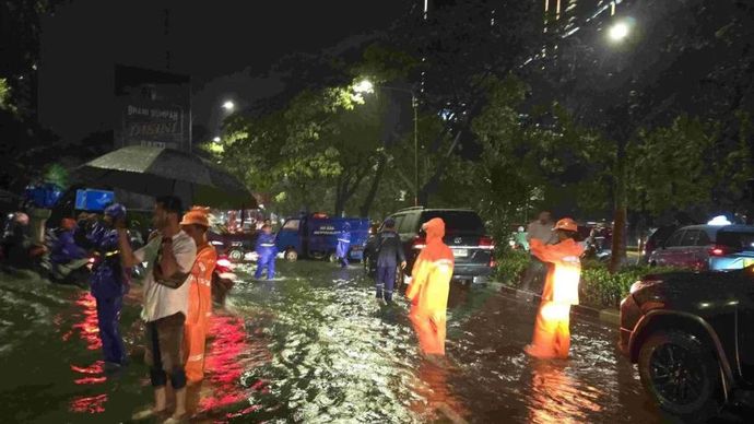 Salah satu wilayah di Jakarta yang terdampak banjir akibat hujan lebat melanda Jakarta pada Selasa (28/1/2025). Untuk melihat perkembangan penanganan di lapangan, Pj. Gubernur DKI Jakarta Teguh Setyabudi meninjau langsung ke sejumlah titik, Rabu (29/1/2025) dini hari.