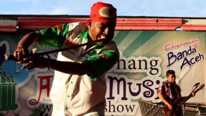 Arsip - Seniman debus Aceh T Nazaruddin alias Bang Zal Debus saat unjuk keahlian bermain debus di arena Putroe Phang Art and Music Weekend Show di Taman Putroe Phang, Banda Aceh.