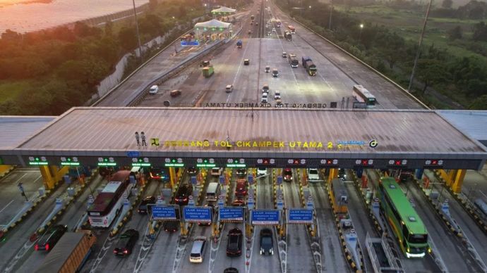 Ilustrasi - Foto udara pintu gerbang ruas Tol Cikampek Utama 2 di bawah kelola PT Jasamarga Transjawa Tol. 