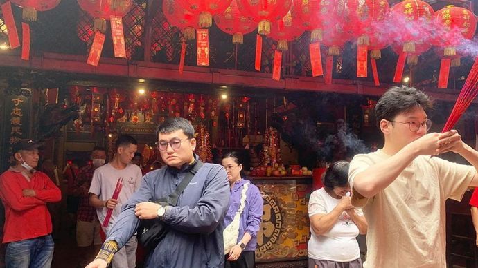 Sejumlah warga keturunan Tionghoa tengah melakukan sembahyang di salah satu altar di Vihara Dharma Jaya Toasebio di kawasan Glodok, Jakarta Barat, Rabu (29/1/2025). 