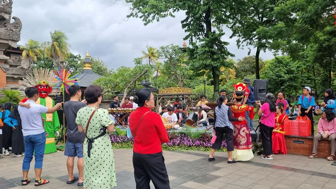 Sejumlah pengunjung menonton pertunjukan di Taman Mini Indonesia Indah (TMII), Jakarta, Rabu (29/1/2025)