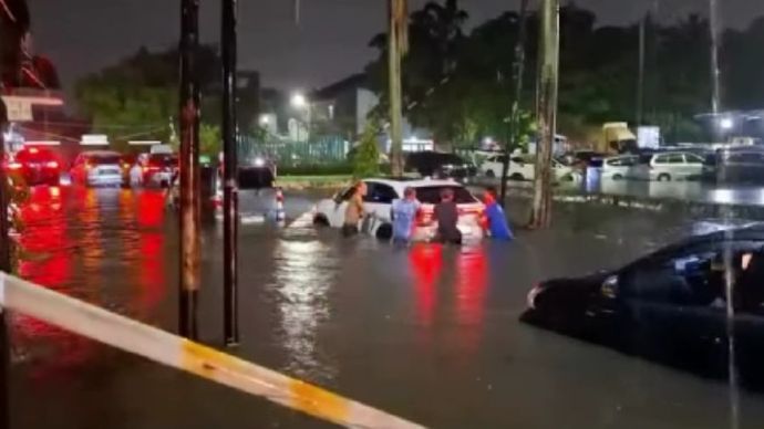 Banjir di depan Pasar Laris Taman Surya, Jakarta Barat.