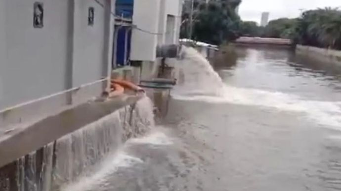 Mesin pompa stasioner di Kelapa Gading terus bekerja menyalurkan air banjir yang menggenangi jalan di kawasan Kelapa Gading Jakarta Utara. 