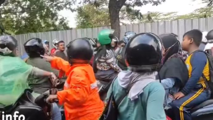 Macet di jalan Tipar Cakung 