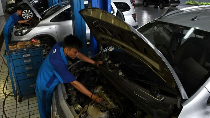 Arsip Foto - Montir memperbaiki mobil bekas yang pernah terendam banjir di satu bengkel mobil di Jakarta. 