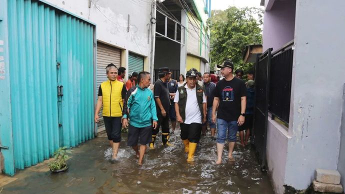 Pj Wali Kota Nurdin saat meninjau banjir di wilayah kecamatan Benda. Saat ini ketinggian air sudah mulai surut