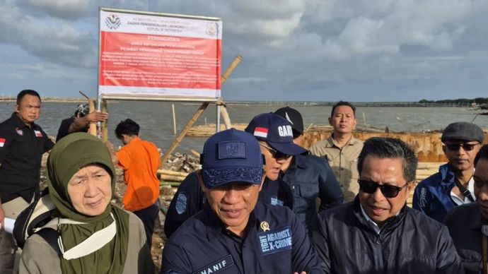 Menteri Lingkungan Hidup/Kepala Badan Pengendalian Lingkungan Hidup Hanif Faisol Nurofiq berdiri di depan papan segel area reklamasi perairan Pal Jaya, Desa Segarajaya, Kecamatan Tarumajaya, Kabupaten Bekasi, Jawa Barat, Kamis. 