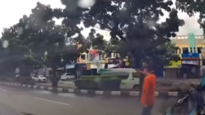 Tukang Parkir di Karawang Lempar Koin Berujung Ribut  