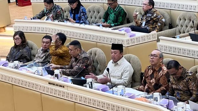 Menteri Agraria dan Tata Ruang/Kepala Badan Pertanahan Nasional (ATR/BPN) Nusron Wahid (ketiga kanan) dalam rapat bersama Komisi II DPR RI di Jakarta, Kamis (30/1/2025). 