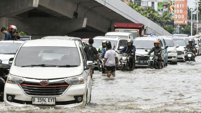 Sejumlah pengendara melintasi genangan air di Jalan Boulevard Barat Raya, Kelapa Gading, Jakarta Utara, Rabu (29/1/2025). BPBD DKI Jakarta menuturkan 20 ruas Jalan di Jakarta tergenang air akibat intensitas hujan yang tinggi pada (28/1) dan kualitas saluran pembuangan air ke kali yang tidak lancar.