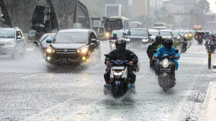 Jakarta diguyur hujan pada jumat malam