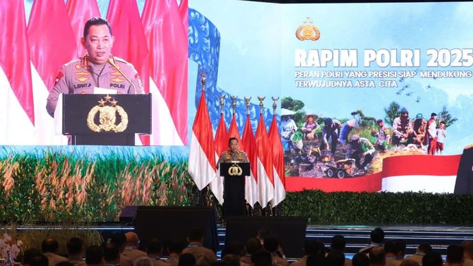 Kapolri Jenderal Pol. Listyo Sigit Prabowo berbicara dalam Rapat Pimpinan (Rapim) Polri Tahun 2025 di Gedung Tribrata, Jakarta, Jumat (31/12025)