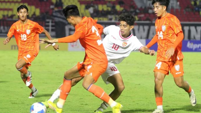 Pemain Timnas Indonesia U-20 Welberlieskott De Jardim (kedua kanan) berebut bola dengan sejumlah pemain India saat pertandingan Mandiri U-20 Challenge Series di Stadion Gelora Delta Sidoarjo, Kamis (30/1/2025)