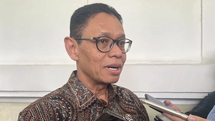 Wakil Menteri Energi dan Sumber Daya Mineral (ESDM) Yuliot Tanjung memberi keterangan ketika ditemui di Jakarta, Jumat (31/1/2025). 