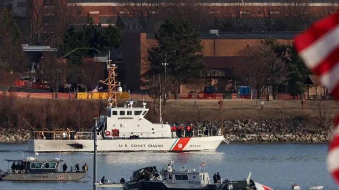 Tim pencarian dan penyelamatan menyisir Sungai Potomac pascatabrakan pesawat American Eagle penerbangan 5342 dan helikopter Black Hawk di Virginia, Amerika Serikat, Kamis (30/1/2025).