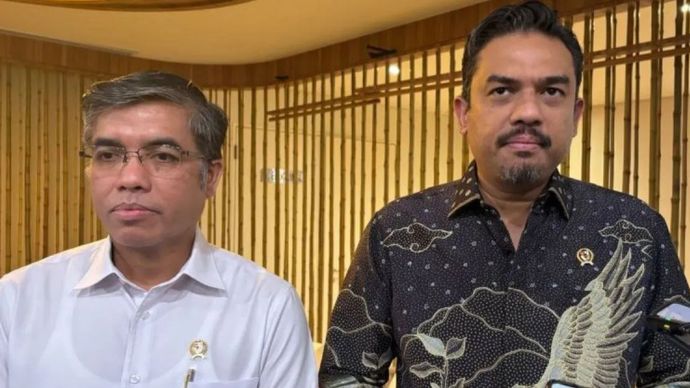 Menteri Ketenagakerjaan Yassierli (kiri) dan Menteri UMKM Maman Abdurrahman (kanan) saat ditemui di Kantor Kementerian UMKM di Jakarta, Jumat (31/1/2025).