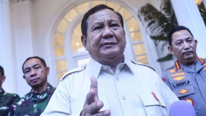 Presiden Prabowo Subianto (tengah) didampingi Panglima TNI Jenderal Agus Subiyanto (kiri) dan Kapolri Jenderal Listyo Sigit Prabowo (kanan) menjawab pertanyaan wartawan usai memberikan arahan kepada perwira tinggi dan jajaran komandan satuan TNI dan Polri saat Rapat Pimpinan (Rapim) TNI-Polri Tahun 2025 di Jakarta, Kamis (30/1/2025).