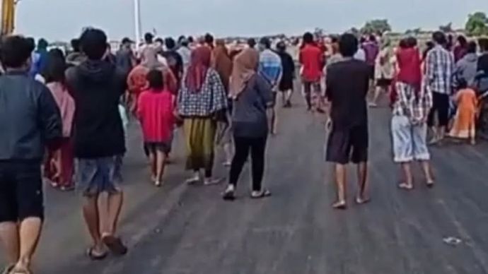 Ratusan warga Desa Kohod, Kabupaten Tangerang, menggeruduk lokasi pembangunan mega proyek Pantai Indah Kapuk (PIK) 2 pada Jumat, 31 Januari 2025.