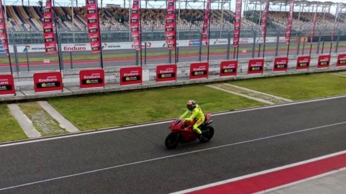 Salah satu pembalap MotoGP saat melakukan track day di Sirkuit Mandalika, Lombok Tengah, Provinsi NTB, Senin (27/01/2025)