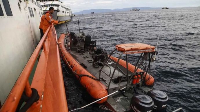 Ilustrasi: Personel Basarnas melihat kondisi speedboat RIB 04 milik Basarnas Ternate yang meledak di Pelabuhan Ahmad Yani Ternate, Maluku Utara, Senin (3/2/2025).